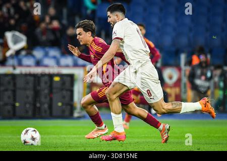 Rom, Italie. November 2025. Paulo DYBALA von AS Roma und Martin ERLIC vom FC Midtjylland während der UEFA Europa League, League Phase, MD5, Fußballspiel zwischen AS Roma und FC Midtjylland am 27. November 2025 im Stadio Olimpico in Rom, Italien - Foto Massimo Insabato/Matthieu Mirville/DPPI Credit: DPPI Media/Alamy Live News Stockfoto