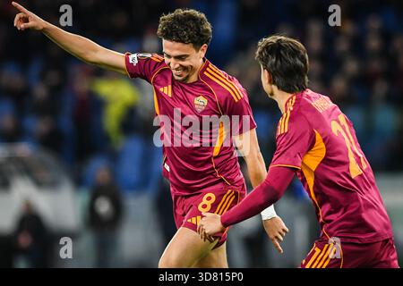 Rom, Italie. November 2025. Neil EL AYNAOUI von AS Roma feiert sein Tor mit Paulo DYBALA von AS Roma während der UEFA Europa League, League Phase, MD5, Fußballspiel zwischen AS Roma und FC Midtjylland am 27. November 2025 im Stadio Olimpico in Rom, Italien - Foto Massimo Insabato/Matthieu Mirville/DPPI Credit: DPPI Media/Alamy Live News Stockfoto