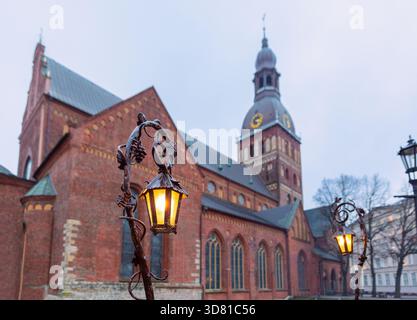 Nahaufnahme von dekorativen Laternen in der Nähe der Rigaer Kathedrale an einem bewölkten Tag in Riga, Lettland Stockfoto