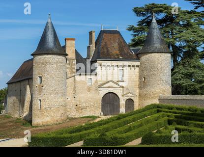 Chateau Vayres in Chasseneuil du Poitou mit zwei Türmen und Buchsbaum, Saint-Georges-les-Baillargeaux, Frankrijk Stockfoto