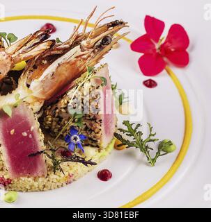 Essen, Thunfisch Tataki mit Garnelen und Couscous Stockfoto