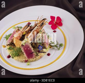Essen, Thunfisch Tataki mit Garnelen und Couscous Stockfoto