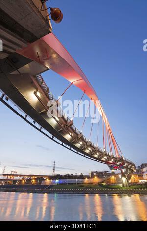 Wahrzeichen von Taipeh, die berühmte Regenbogenbrücke im Bezirk songshan, in der Nacht, Taiwan, Asien Stockfoto