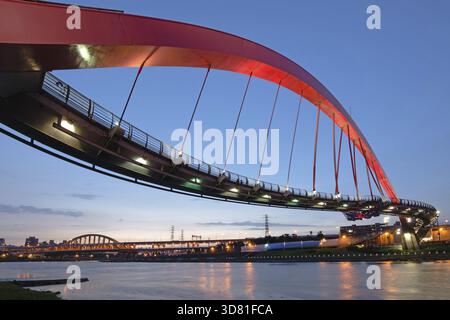 Wahrzeichen von Taipeh, die berühmte Regenbogenbrücke im Bezirk songshan, in der Nacht, Taiwan, Asien Stockfoto