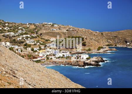 Kleine weiße Häuser von Chora Sfakion und wunderschönes azurblaues Lybisches Meer, Kreta, Griechenland Stockfoto