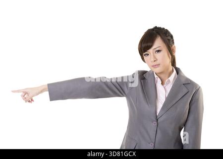 Eine junge asiatische Geschäftsfrau zeigte irgendwo, Nahaufnahme Porträt auf weißem Hintergrund Stockfoto