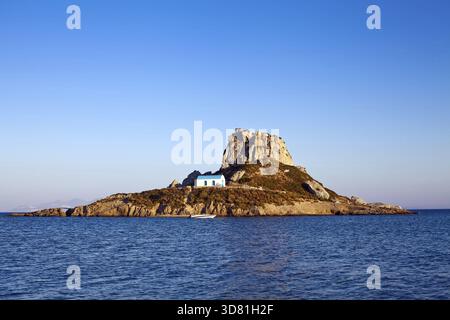 Blick auf das abgelegene Kloster auf einer kleinen Insel Kastri in der Nähe von Kos, Griechenland Stockfoto