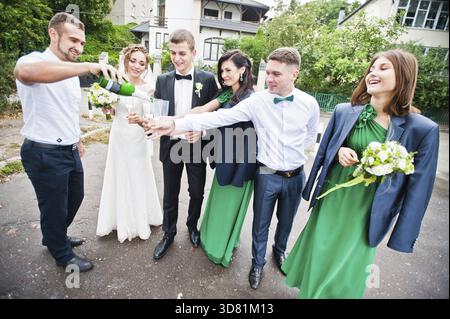 Brautführer und trinken Champagner auf Hochzeit Brautjungfer Stockfoto