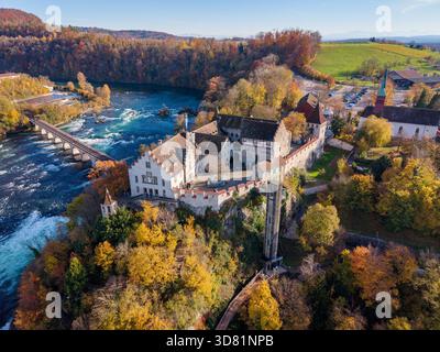 Blick aus der Vogelperspektive auf den Rheinfall und das Schloss Laufen. Herbstliche Panoramalandschaft. Neuhausen am Rheinfall, Schaffhausen, Schweiz. Stockfoto