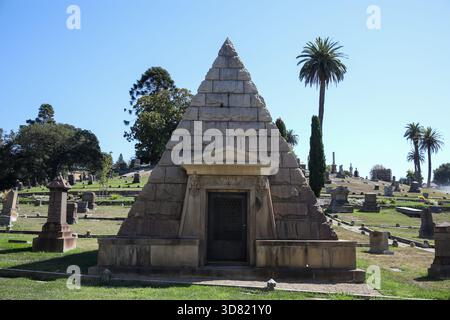 Ein Pyramidengrab auf dem Mountain View Cemetery in Oakland (Foto: Apolline Guillerot-Malick / SOPA Images/SIPA USA) Stockfoto