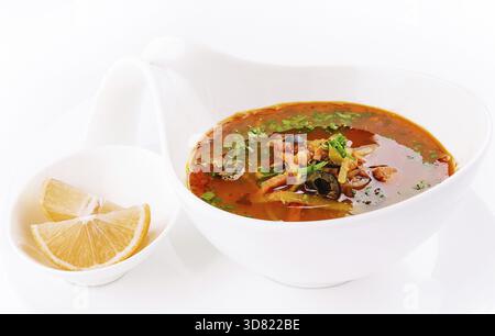 Essen, Fleischsuppe Soljanka in Schüssel isoliert auf weißem Hintergrund Stockfoto