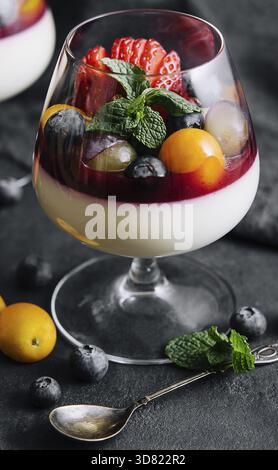 Essen, Dessert, cremige Panna Cotta mit Kirschsauce mit frischen Beeren Stockfoto