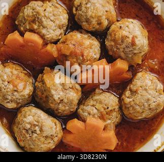 Essen, Fleischbällchen in süß-saurer Tomatensauce Stockfoto