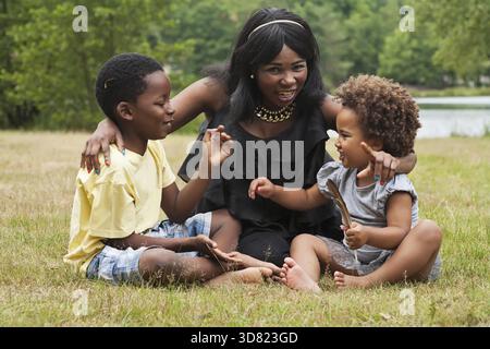 Mutter und ihre Kinder haben Spaß in der Natur Stockfoto