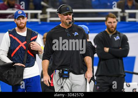 DETROIT, MICHIGAN – 27. NOVEMBER: Head Football Coach Dan Campbell von den Detroit Lions wird am 27. November 2025 in Detroit, Michigan, in der ersten Hälfte eines Spiels der NFL gegen die Green Bay Packers am Ford Field in Detroit, Michigan, an der Seitenlinie gesehen. (Foto: Aaron J. Thornton/SIPA USA) Credit: SIPA USA/Alamy Live News Stockfoto