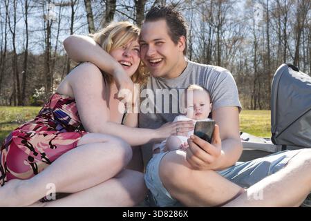 Junge Familie nimmt ein Selfie Bild mit ihrem smartphone Stockfoto