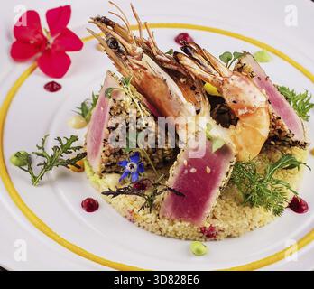 Essen, Thunfisch Tataki mit Garnelen und Couscous Stockfoto