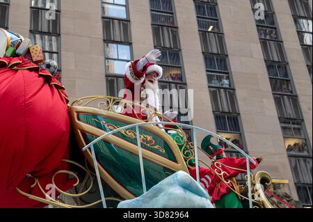 New York, Usa. November 2025. NEW YORK, NEW YORK – 27. NOVEMBER: Santa Claus, Mrs. Claus und Elfen auf dem Santas-Schlittenwagen während der jährlichen Thanksgiving Day Parade am 27. November 2025 in New York City. Quelle: Ron Adar/Alamy Live News Stockfoto