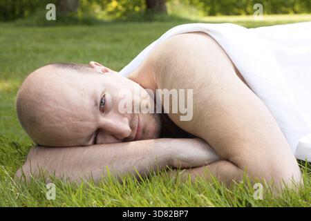 Glückliches junges Paar gekleidet weiß in der Natur Stockfoto