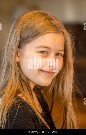 Issaquah, Washington, USA. Porträt eines glücklichen neunjährigen Mädchens mit langen Haaren (MR) Stockfoto