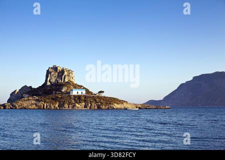 Blick auf das abgelegene Kloster auf einer kleinen Insel Kastri in der Nähe von Kos, Griechenland Stockfoto