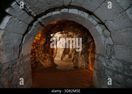 NEVSEHIR, TURKIYE - 09. AUGUST 2025: Unterirdische Stadt Derinkuyu in Derinkuyu Stadt Stockfoto