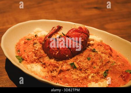 Dekadentes Meeresfrüchte-Risotto mit Hummer Tail und reichhaltiger Rosé-Sauce Stockfoto