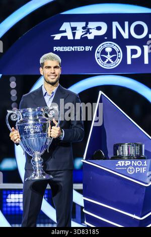 Carlos Alcaraz aus Spanien hält die ATP World Nr.1 Trophy zum Jahresende 2025, die PIF am sechsten Tag des Nitto ATP Finals 2025 in der Inalpi Arena in Turin ausgab Stockfoto