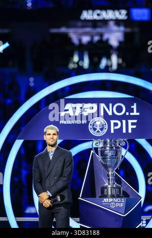 Carlos Alcaraz aus Spanien hält die ATP World Nr.1 Trophy zum Jahresende 2025, die PIF am sechsten Tag des Nitto ATP Finals 2025 in der Inalpi Arena in Turin ausgab Stockfoto