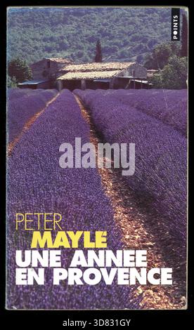 Taschenbucheinband Une Annee en Provence (ein Jahr in der Provence) von Peter Mayle, 1989 Bestseller des britischen Autors Peter Mayle über sein erstes Jahr in der Provence, die Renovierung eines Bauernhauses aus Stein und die lokalen Veranstaltungen und Gebräuche. Diese Ausgabe wurde ins Französische übersetzt - 1994. Stockfoto