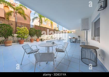 Terrassenmöbel auf sonniger Wohnterrasse am mittelmeer Stockfoto