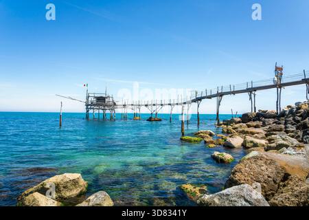 Blick auf einen traditionellen Holztrabocco, Angelmaschine über der Adria in der Nähe von San Vito Chietino, Abruzzen, Italien Stockfoto