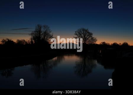 Kalter, frostiger Sonnenaufgang über dem Leeds- und Liverpool-Kanal in der Crabtree Lane bei Burscough, Freitag, 21.11.2025. Stockfoto