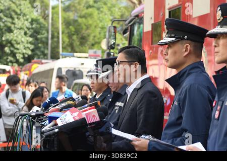 Hongkong, China. November 2025. Am 28. November 2025 findet in Hongkong, Südchina, eine Pressekonferenz statt. Die Feuerwehr-, Rettungs- und Suchaktionen wurden am Freitag um 10:18 Uhr abgeschlossen, sagte die Regierung der Sonderverwaltungsregion Hongkong (HKSAR) am Freitag zu einer Pressekonferenz. Quelle: Chen Duo/Xinhua/Alamy Live News Stockfoto