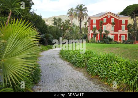 Villa Tigullio, traditionelles Gebäude in Ligurien, Italien. Exotische Pflanze, Baum und Palme. Parken Sie an sonnigen Tagen. Design-Hintergrund. Stockfoto