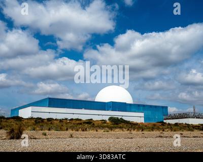 Kuppel und Hauptgebäude des Kernkraftwerks Sizewell vom Kiesstrand aus mit blauem Himmel und Wolkendecke darüber Stockfoto