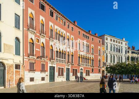 Venedig, Italien - 10.11.2024: Straßenszene in der Nähe des Palazzo Soranzo auf dem Campo San Polo in Venedig Stockfoto