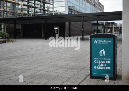 Ein Abfalleimer im Einkaufszentrum Central Milton Keynes mit Kopierraum. Stockfoto