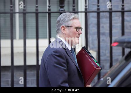 London, Großbritannien. November 2025. Der britische Premierminister Sir Keir Starmer verlässt die Downing Street 10, um an den wöchentlichen Fragen des Premierministers der PMQ im Parlament teilzunehmen. Stockfoto