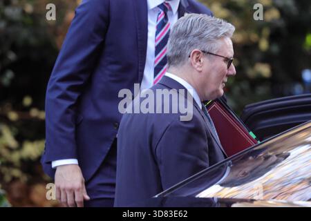 London, Großbritannien. November 2025. Der britische Premierminister Sir Keir Starmer verlässt die Downing Street 10, um an den wöchentlichen Fragen des Premierministers der PMQ im Parlament teilzunehmen. Stockfoto