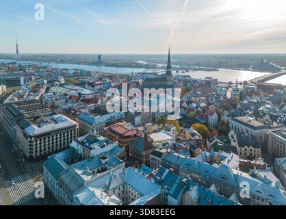 Riga, Lettland – aus der Vogelperspektive auf das Stadtzentrum und die Altstadt (Vecriga) mit historischer Architektur und Stadtlandschaft Stockfoto