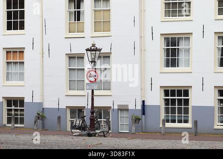 Amsterdam Street View mit Vintage-Lampenpfosten und Warnschild ohne öffentliches Trinken, Niederlande Stockfoto