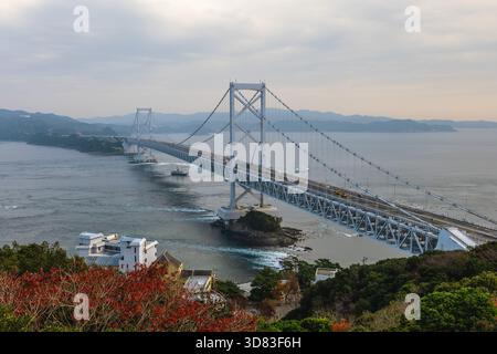 Blick auf die Onaruto-Brücke vom Eska-Hügel in Naruto-Stadt, Tokushima, Japan Stockfoto