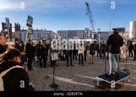 Protest der AfD gegen eine Bilderbuchlesung gehalten von Drag Queens für Kinder und Familien im Humboldt Forum in Berlin am 23. November 2025. Drag Queens lesen Bilderbücher für Kinder und Familien *** Protest der AfD gegen eine Bilderbuchlesung von Drag Queens für Kinder und Familien beim Humboldt Forum in Berlin am 23. November 2025 Drag Queens lesen Bilderbücher für Kinder und Familien Stockfoto