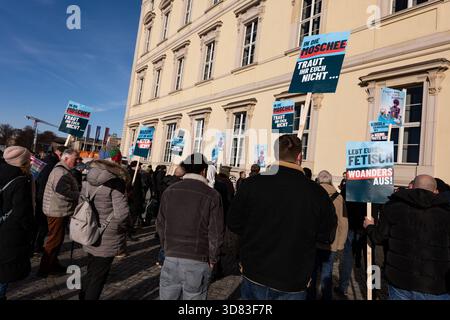 Protest der AfD gegen eine Bilderbuchlesung gehalten von Drag Queens für Kinder und Familien im Humboldt Forum in Berlin am 23. November 2025. Drag Queens lesen Bilderbücher für Kinder und Familien *** Protest der AfD gegen eine Bilderbuchlesung von Drag Queens für Kinder und Familien beim Humboldt Forum in Berlin am 23. November 2025 Drag Queens lesen Bilderbücher für Kinder und Familien Stockfoto