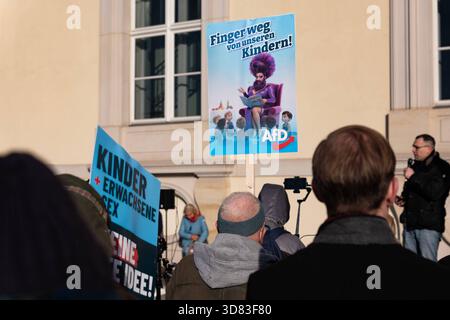 Protest der AfD gegen eine Bilderbuchlesung gehalten von Drag Queens für Kinder und Familien im Humboldt Forum in Berlin am 23. November 2025. Drag Queens lesen Bilderbücher für Kinder und Familien *** Protest der AfD gegen eine Bilderbuchlesung von Drag Queens für Kinder und Familien beim Humboldt Forum in Berlin am 23. November 2025 Drag Queens lesen Bilderbücher für Kinder und Familien Stockfoto
