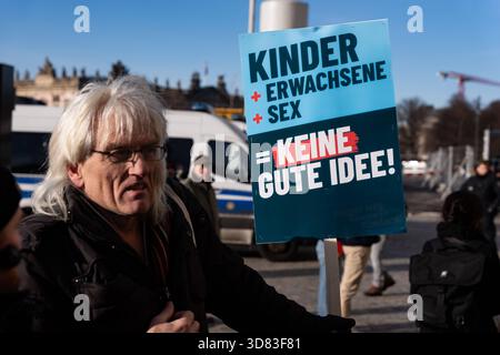 Protest der AfD gegen eine Bilderbuchlesung gehalten von Drag Queens für Kinder und Familien im Humboldt Forum in Berlin am 23. November 2025. Drag Queens lesen Bilderbücher für Kinder und Familien *** Protest der AfD gegen eine Bilderbuchlesung von Drag Queens für Kinder und Familien beim Humboldt Forum in Berlin am 23. November 2025 Drag Queens lesen Bilderbücher für Kinder und Familien Stockfoto