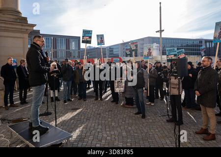Protest der AfD gegen eine Bilderbuchlesung gehalten von Drag Queens für Kinder und Familien im Humboldt Forum in Berlin am 23. November 2025. Drag Queens lesen Bilderbücher für Kinder und Familien *** Protest der AfD gegen eine Bilderbuchlesung von Drag Queens für Kinder und Familien beim Humboldt Forum in Berlin am 23. November 2025 Drag Queens lesen Bilderbücher für Kinder und Familien Stockfoto