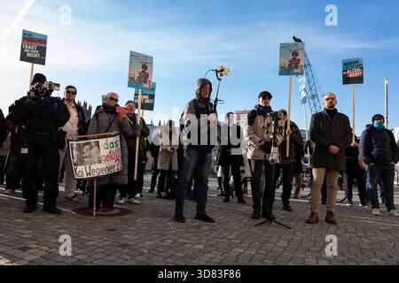 Protest der AfD gegen eine Bilderbuchlesung gehalten von Drag Queens für Kinder und Familien im Humboldt Forum in Berlin am 23. November 2025. Drag Queens lesen Bilderbücher für Kinder und Familien *** Protest der AfD gegen eine Bilderbuchlesung von Drag Queens für Kinder und Familien beim Humboldt Forum in Berlin am 23. November 2025 Drag Queens lesen Bilderbücher für Kinder und Familien Stockfoto