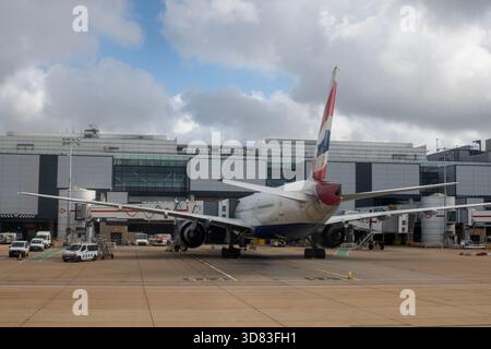 London Gatwick, Flughafen, Crawley, West Sussex Boeing, 777-200 warten am Stand Stockfoto